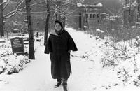 Frau auf einem Friedhof im Winter